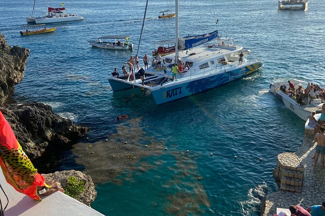 4 Hours Party Boat Catamaran Cruise in Negril - Cruising along Negril’s Seven Mile Beach