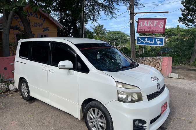 Airport Transfer To Negril - Drivers who add personality to the transfer