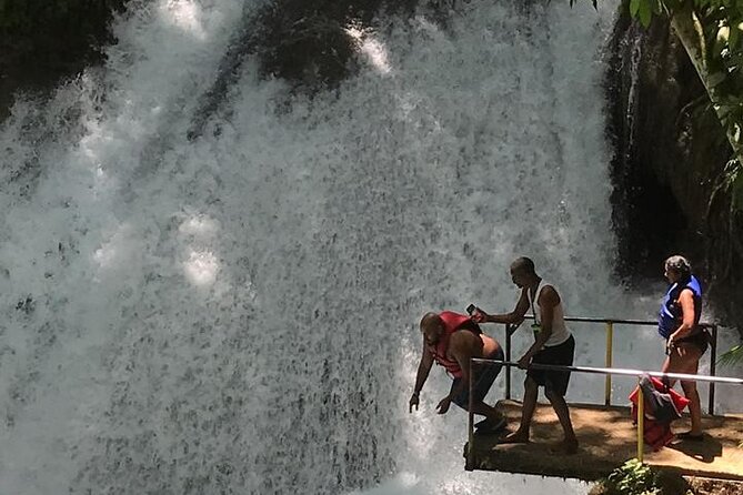 Bamboo Rafting with lime stone - The guide and driver can shape your day
