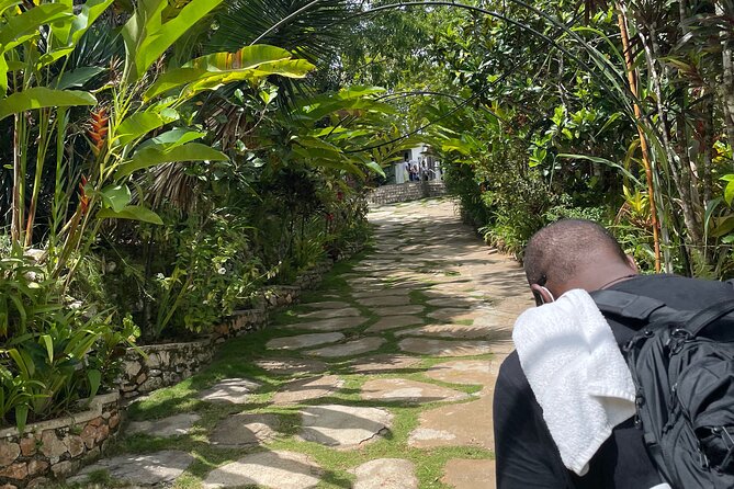 Bob Marley's Nine Mile Mausoleum Tour (Complimentary Rum Punch) - Seeing Bob Marley’s childhood home at Nine Mile
