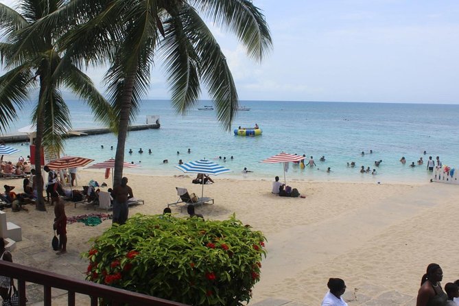 Doctor's Cave Beach and Shopping - Hip Strip shopping keeps the middle hour busy