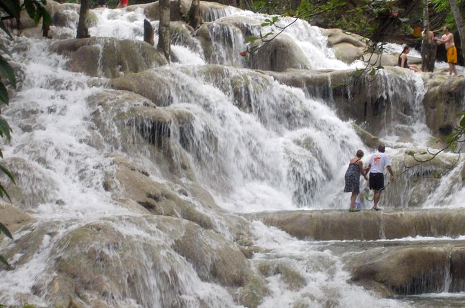 Dunn's river falls, shopping and lunch - Jerk lunch after the climb
