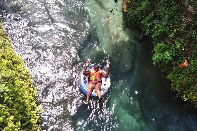 Dunn's River, River Tubing and Lunch Combo - Guides make the road time useful