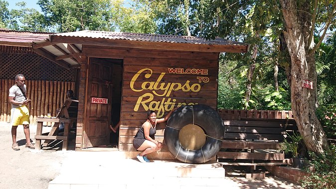Dunn's River, River Tubing and Lunch Combo - Jerk lunch with a local feel