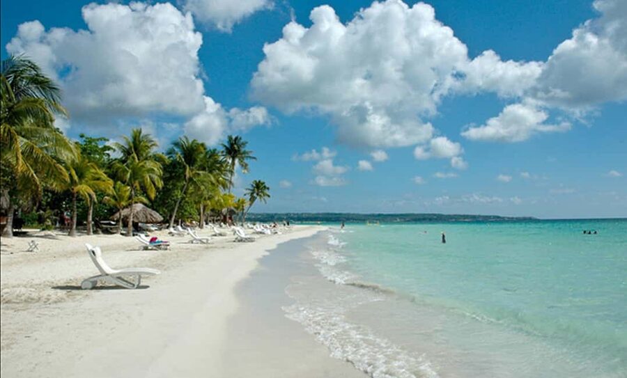 From Negril/Palladium: Negril Beach and Ricks Cafe Tour - The Negril strip adds a short shopping stop