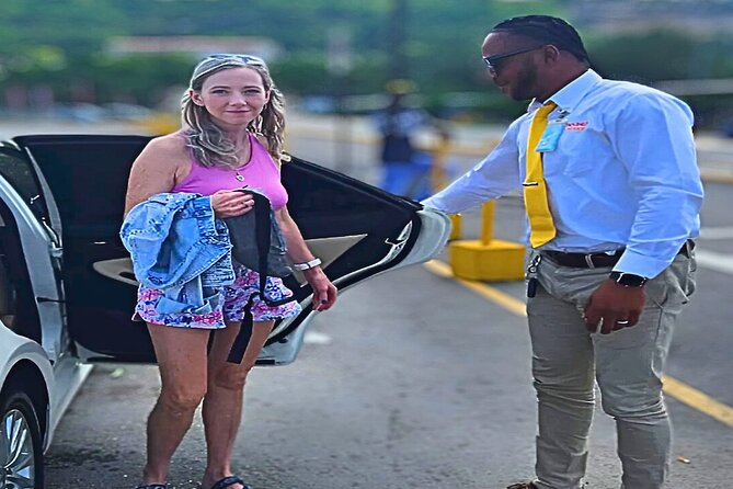 Group Private Kingston Airport Transfers (4 - 9 Persons) - A private airport ride made for larger groups