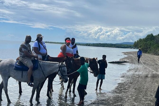 Horseback Riding in the Ocean from Ocho Rios & Runaway Bay - The five-minute path to the beach