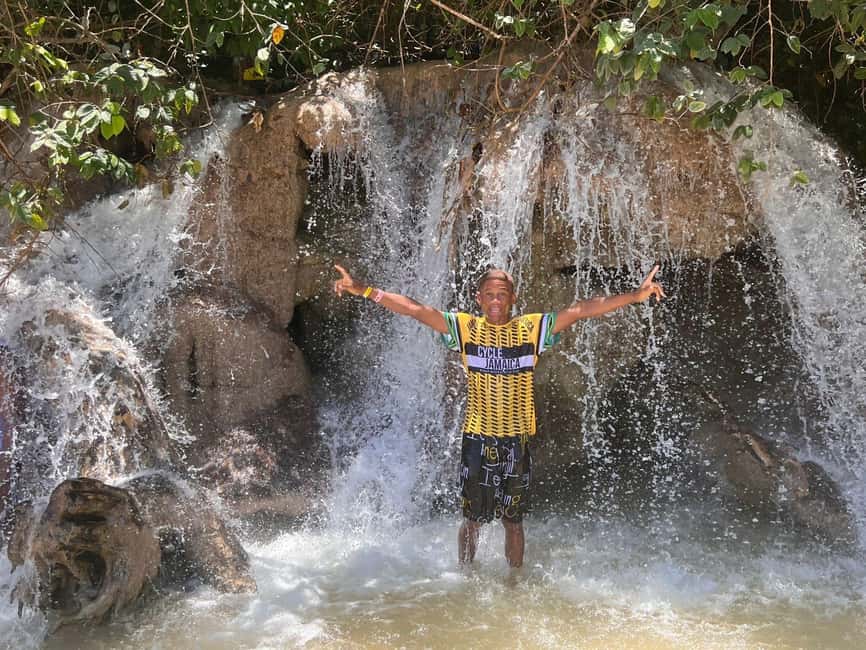 Jamaica Dunn's River Falls guided tour from Ocho Rios hotels - The 15-minute ride from your Ocho Rios hotel