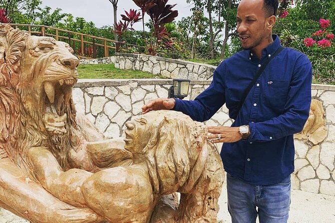 Jamaica Giants sculpture park, art galleries - Walking through the sculpture park