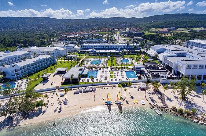 Montego Bay Airport Transfer to Montego Bay and Falmouth Hotels - The airport-to-hotel route and what you will not see