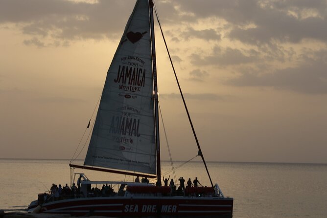 Montego Bay Catamaran: Snorkel Tour with Open Bar & Reggae DJ - Foot massages and Jamaican dance moves