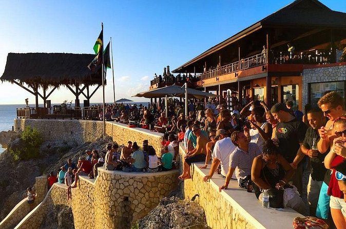 Negril 7 Miles Beach, Ricks Cafe and Shopping - A practical 30-minute stop at Beach Shoppe Negril