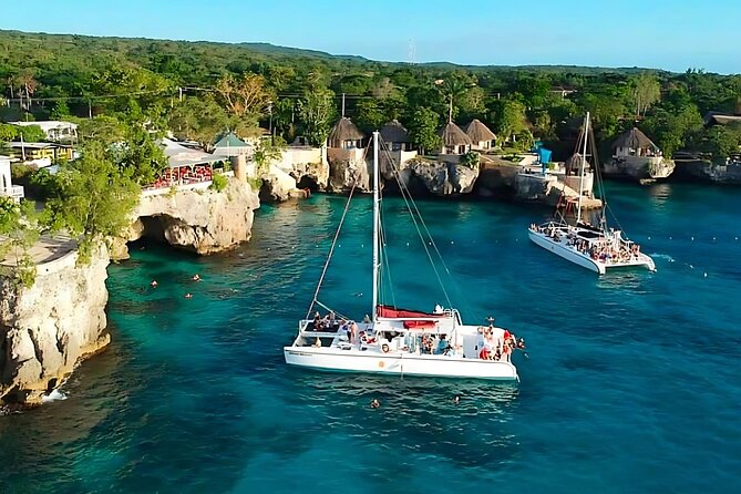 Negril Catamaran: Adults Sunset Party with Drinks & DJ - The DJ, dancing, and party atmosphere