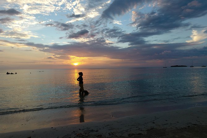 Negril's 7 miles Beach and Rick's Café - Rick’s Café: Cliff Jumping Above the West End