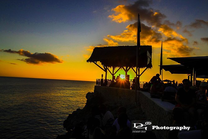 Negril's 7 miles Beach and Rick's Café - Guides Demar Gray and Shelton Add Flexibility
