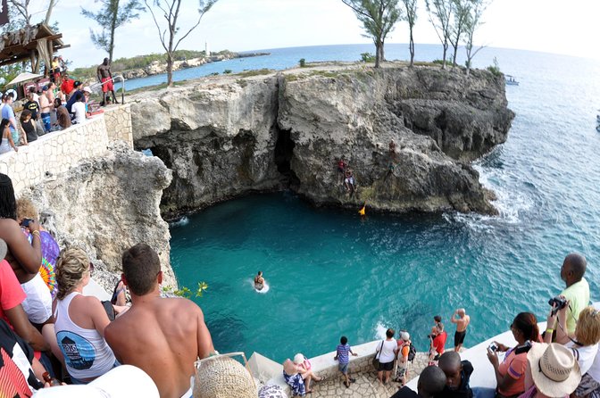 Negril Sunset Trip to Rick's Cafe from Montego Bay and Grand Palladium - Who will enjoy this outing most?