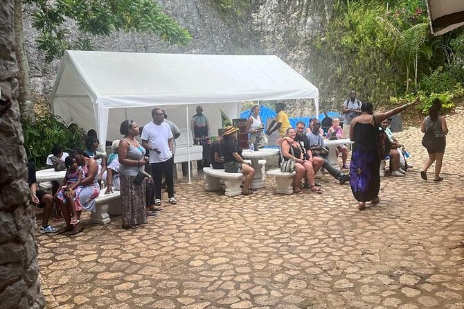 Nine Mile Reggae & History Guided Tour to Bob Marley's Birthplace - What the mausoleum visit feels like