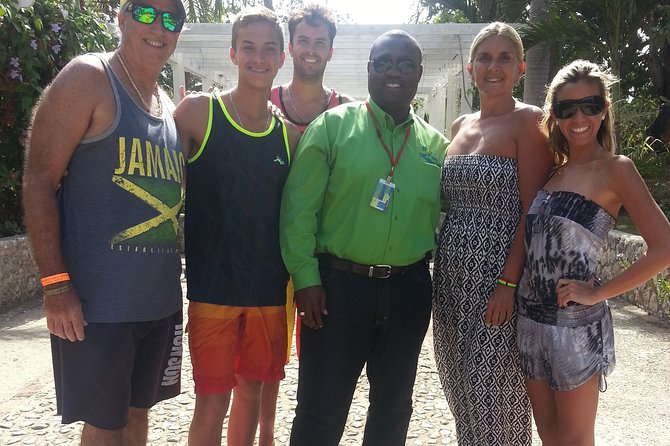 Ocho Rios Airport Transfer - Local drivers can turn a transfer into a first introduction