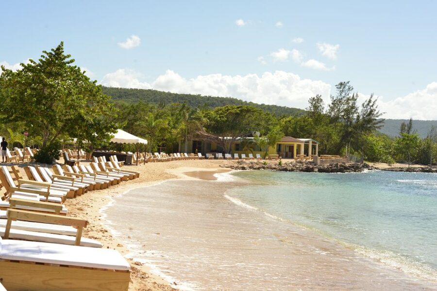 Ocho Rios: Bamboo Beach Club VIP Pass with Lunch and Drinks - What arrives at lunch