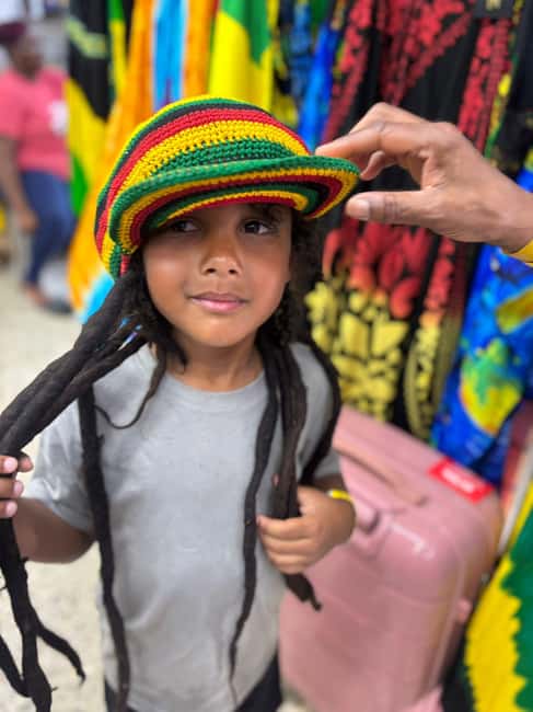 Ocho Rios: Dunn's River Falls and Shopping Tour - What the guided visit adds