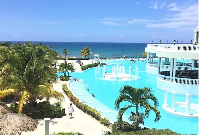 Private Airport Transfer to Lady Hamilton and Grand Palladium - Drivers who add useful help