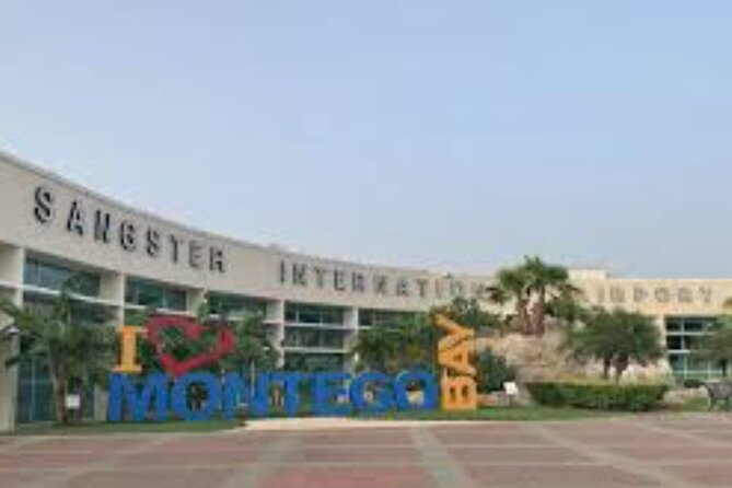 Private Airport Transfers to/from Hotels in Montego Bay - The driver adds a local touch