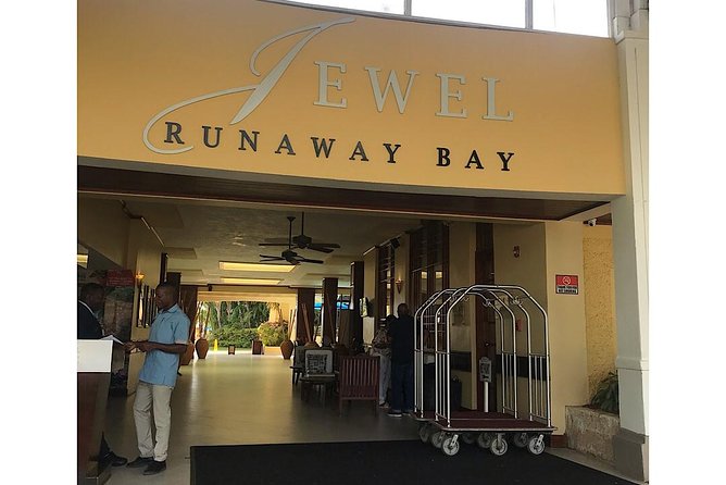 Private Roundtrip Airport Transfer to Resorts in Runaway Bay - Timing, booking, and cancellation details