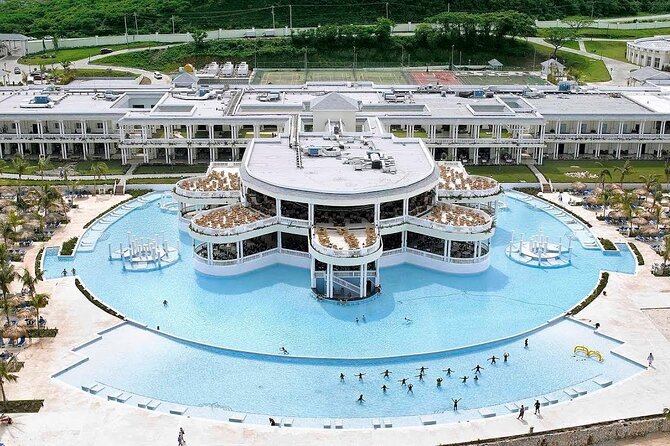 Private Transfer from MBJ Airport to Grand Palladium Hotel - The ride toward Grand Palladium Resort in Lucea