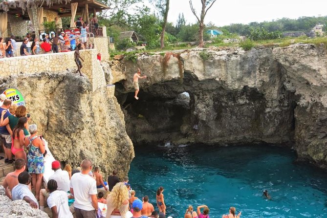 Seven Mile Beach and Rick’s Cafe Private Tour - Rick’s Cafe: cliff jumps, reggae, and the sunset hour