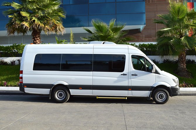 Shared Round-Trip Transfer: Montego Bay International Airport - Finding the Nexus Tours desk after landing