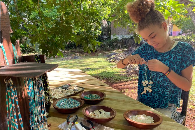 Souvenirs workshop A Mi Mek It! in Montego Bay Jamaica (FR & EN) - Making a souvenir instead of buying one