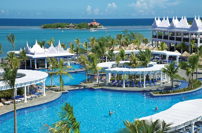 Transfer from/to Airport, Riu Reggae, Riu Montego Bay, Riu Palace - What the Pickup at Sangster Airport Is Like